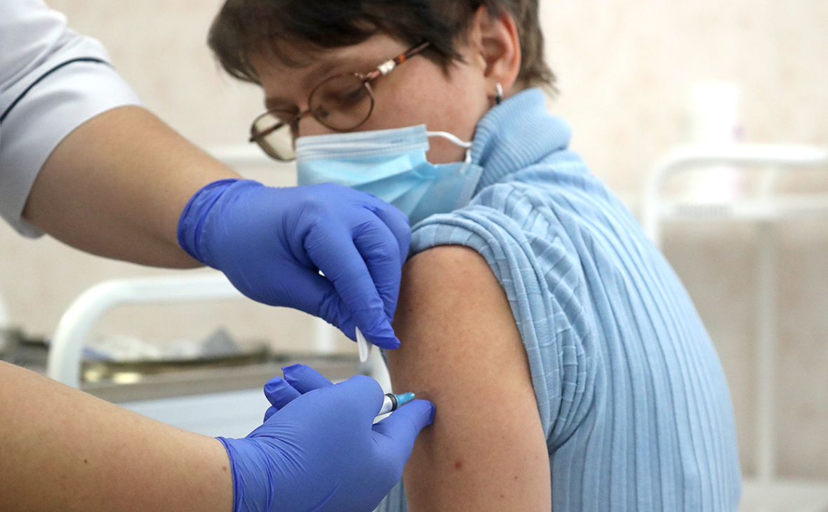 Власти Москвы расширили список специальностей для вакцинации от COVID