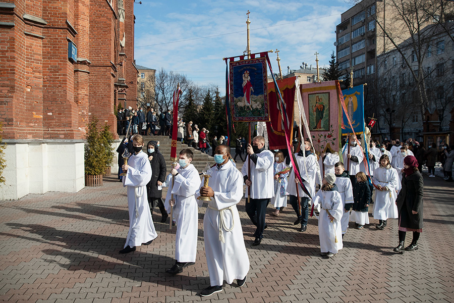 Крестный ход католиков&nbsp;во время празднования Пасхи в соборе Непорочного Зачатия в Москве