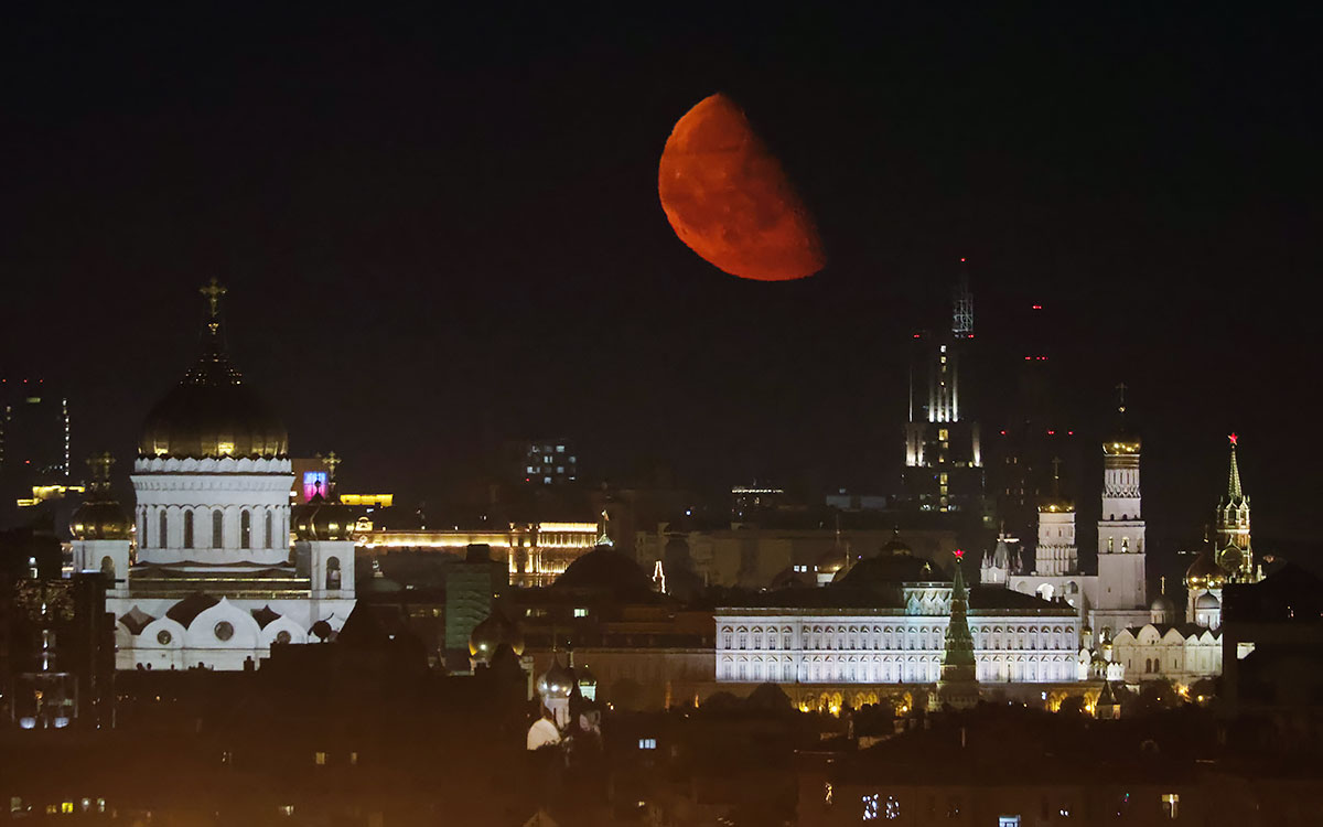 Красная Луна над Кремлем 2022