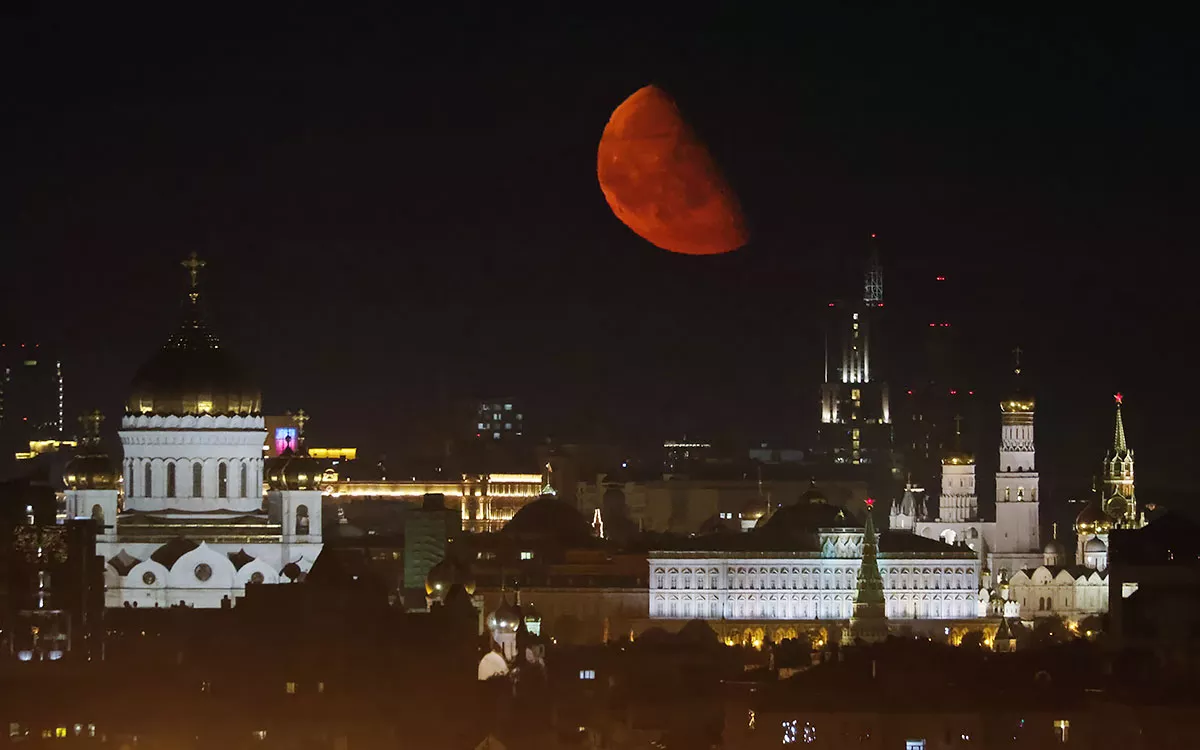 Над Москвой взошла красная луна: фото | РБК Life