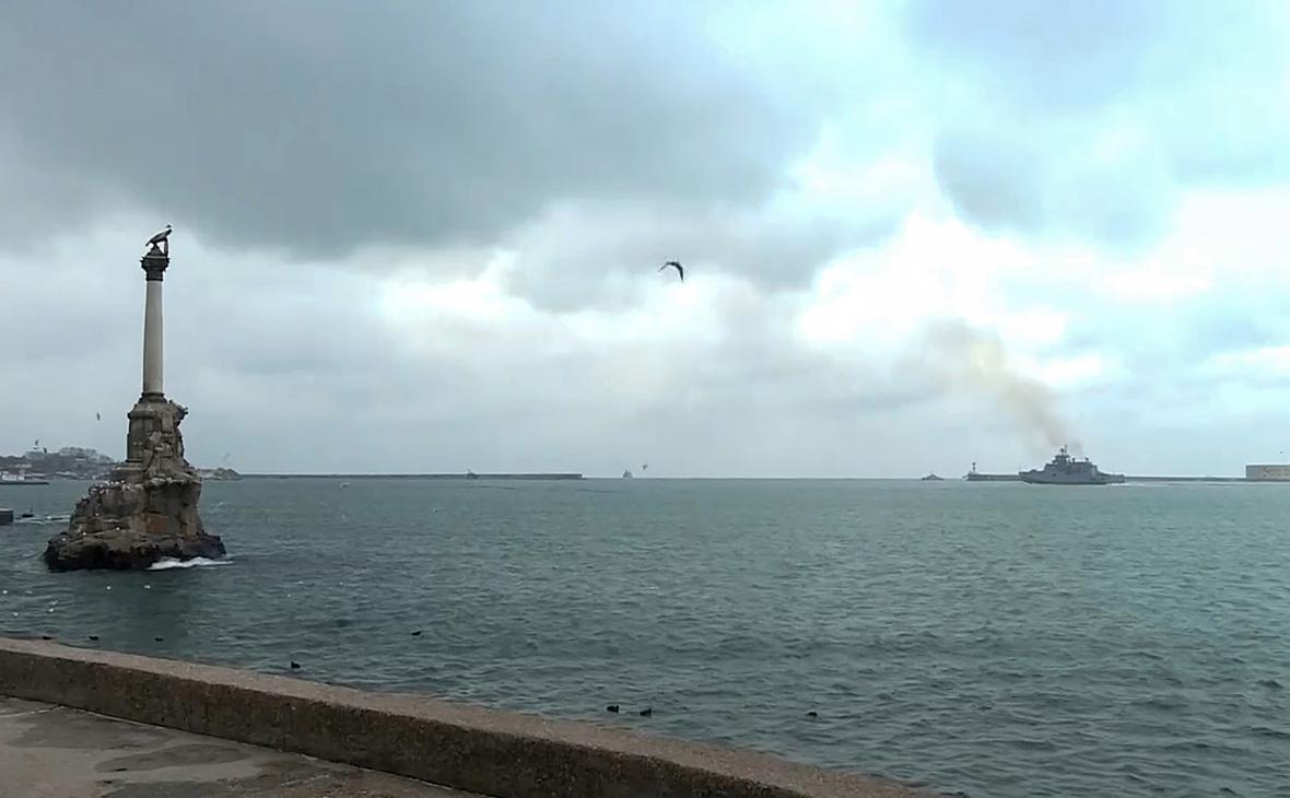 В Севастополе военный корабль сбил беспилотник"/>













