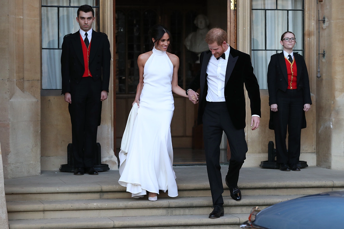 Меган Маркл принц Гарри покидают Виндзорский замок после свадьбы и направляются на вечерний прием в Фрогмор-хаус. 19 мая 2018 года