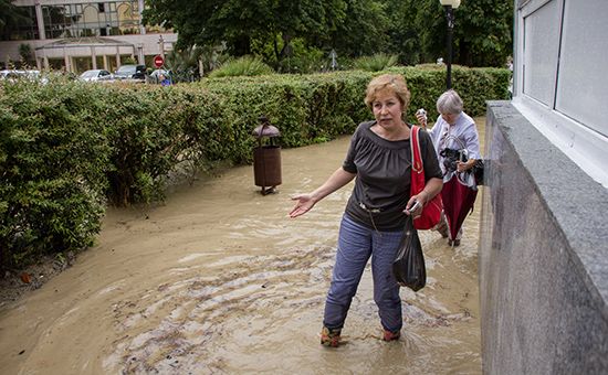 Последствия наводнения на&nbsp;одной из&nbsp;улиц города Сочи