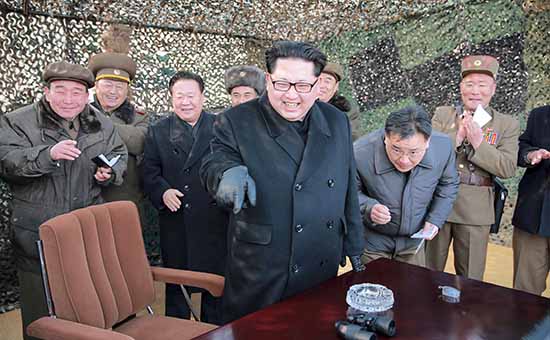 Северокорейский лидер Ким Чен Ын (в центре)&nbsp;


