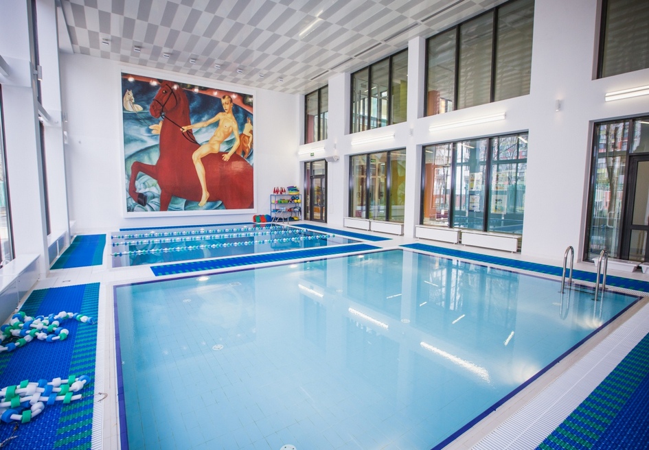 Также в спорткомплекс Хорошевской прогимназии входит большой 25-метровый бассейн с остекленным атриумом для зрителей на втором этаже