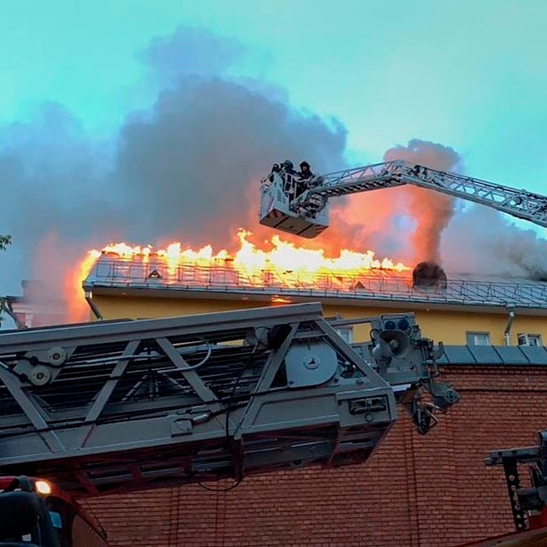 Вечером 26 августа огонь охватил крышу одного из административных зданий