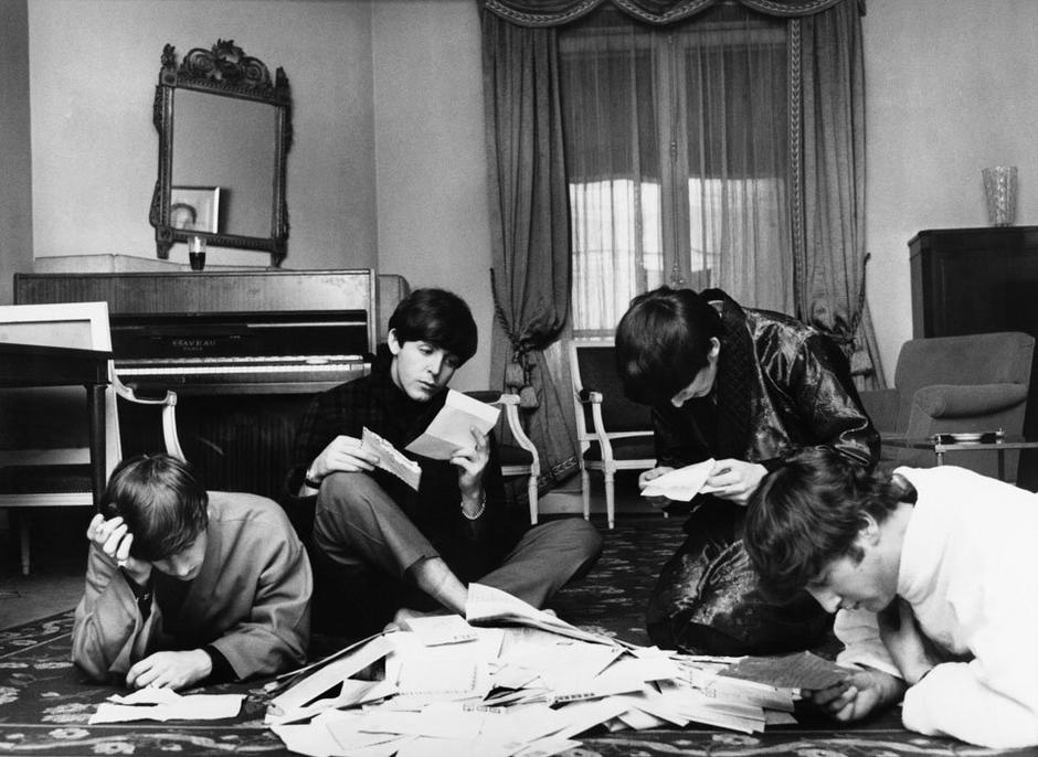 Гарри Бенсон, &laquo;Чтение писем от поклонников&raquo;. Отель George V, Париж. 1964 год