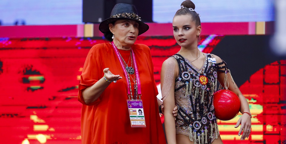 Российская гимнастка Дина Аверина с президентом Всероссийской федерации художественной гимнастики Ириной Винер-Усмановой