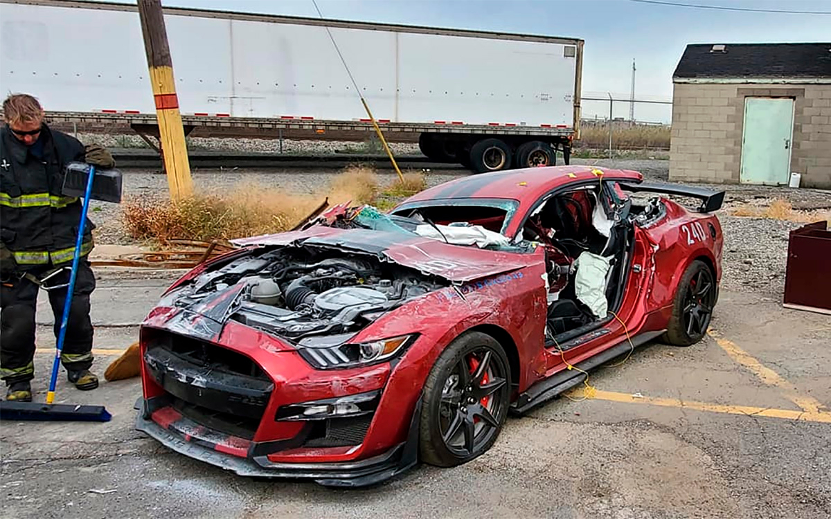 Пожарные уничтожили 770-сильный Ford Mustang в ходе тренировки :: Autonews