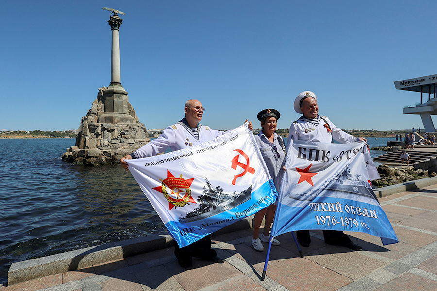 Ветераны ВМФ у памятника затопленным кораблям в Севастополе.