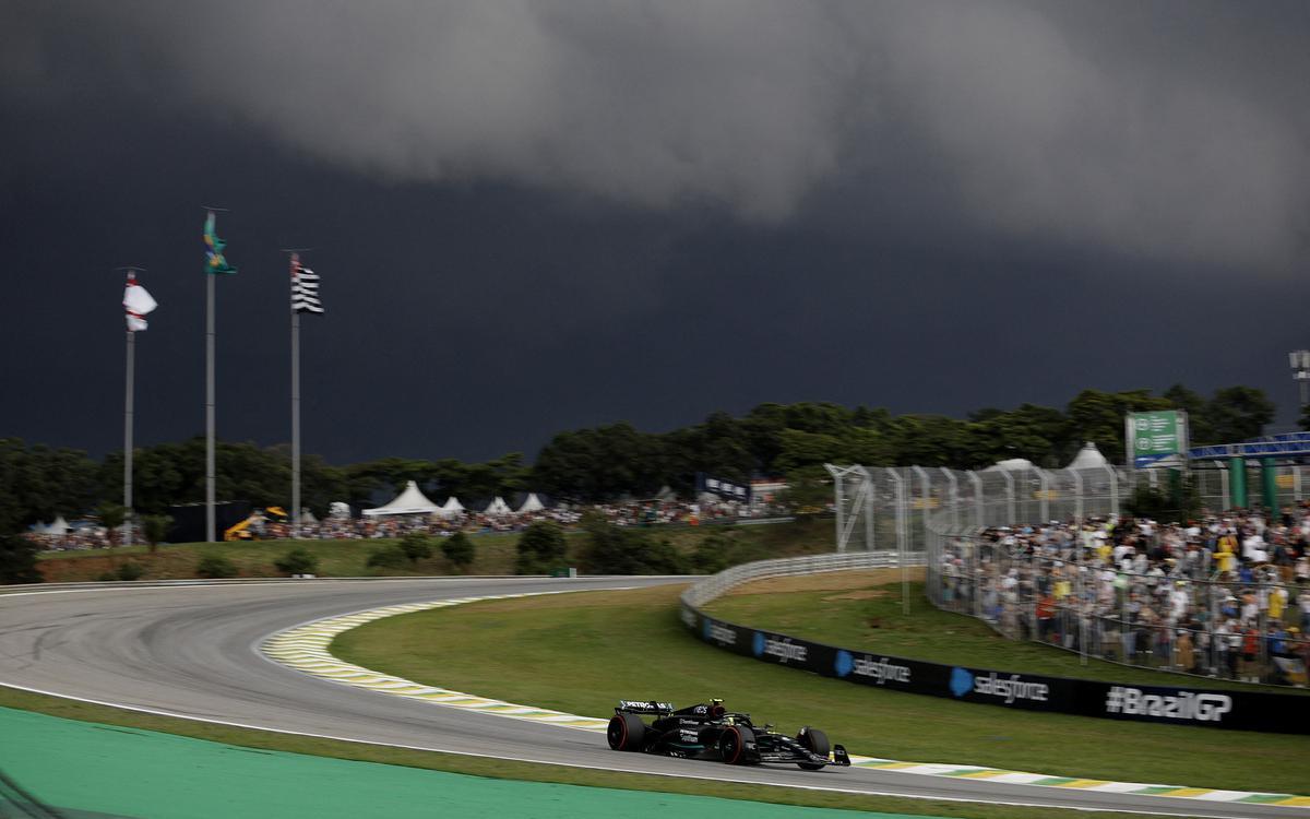 Квалификацию «Формулы-1» остановили из-за обрушения крыши трибуны