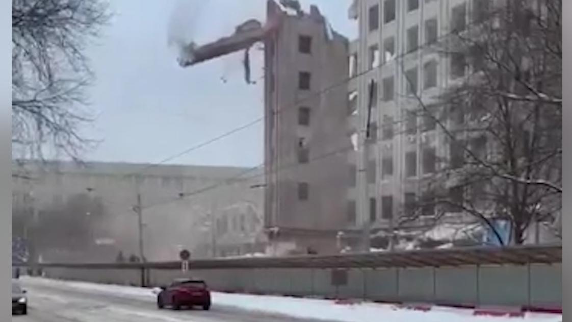 В Москве часть стены института обрушилась на дорогу во время сноса