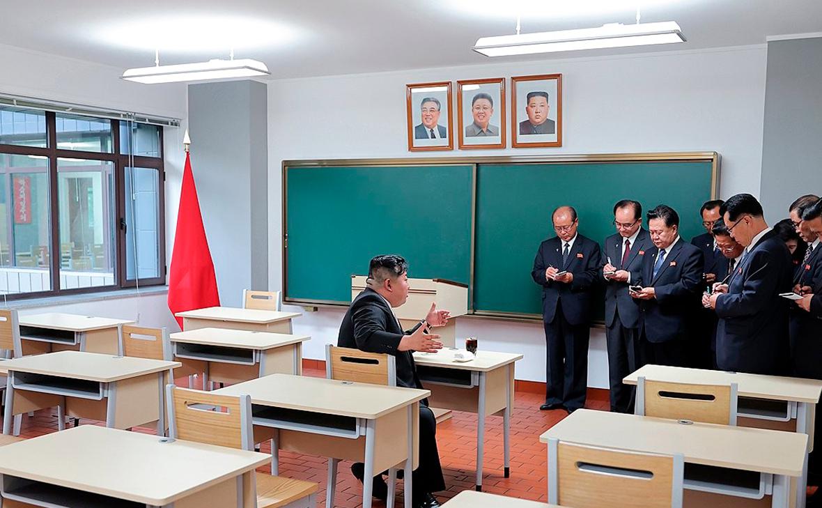 Ким Чен Ын (в центре) во время визита в центральную&nbsp;школу&nbsp;для подготовки кадров Трудовой партии Кореи