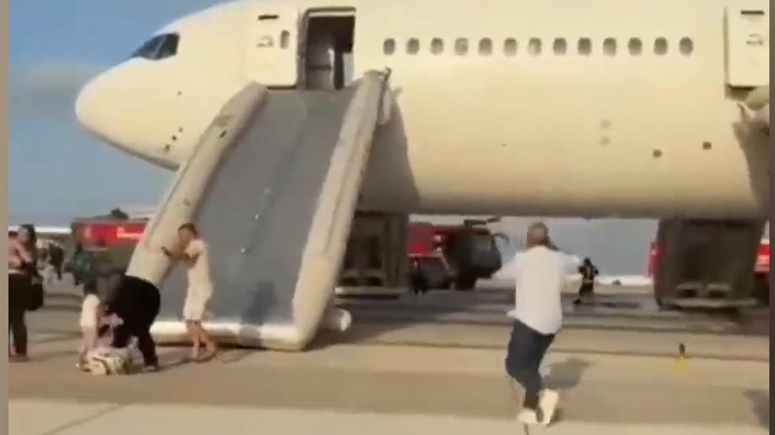 Эвакуация после задымления при посадке Boeing в Анталье. Видео