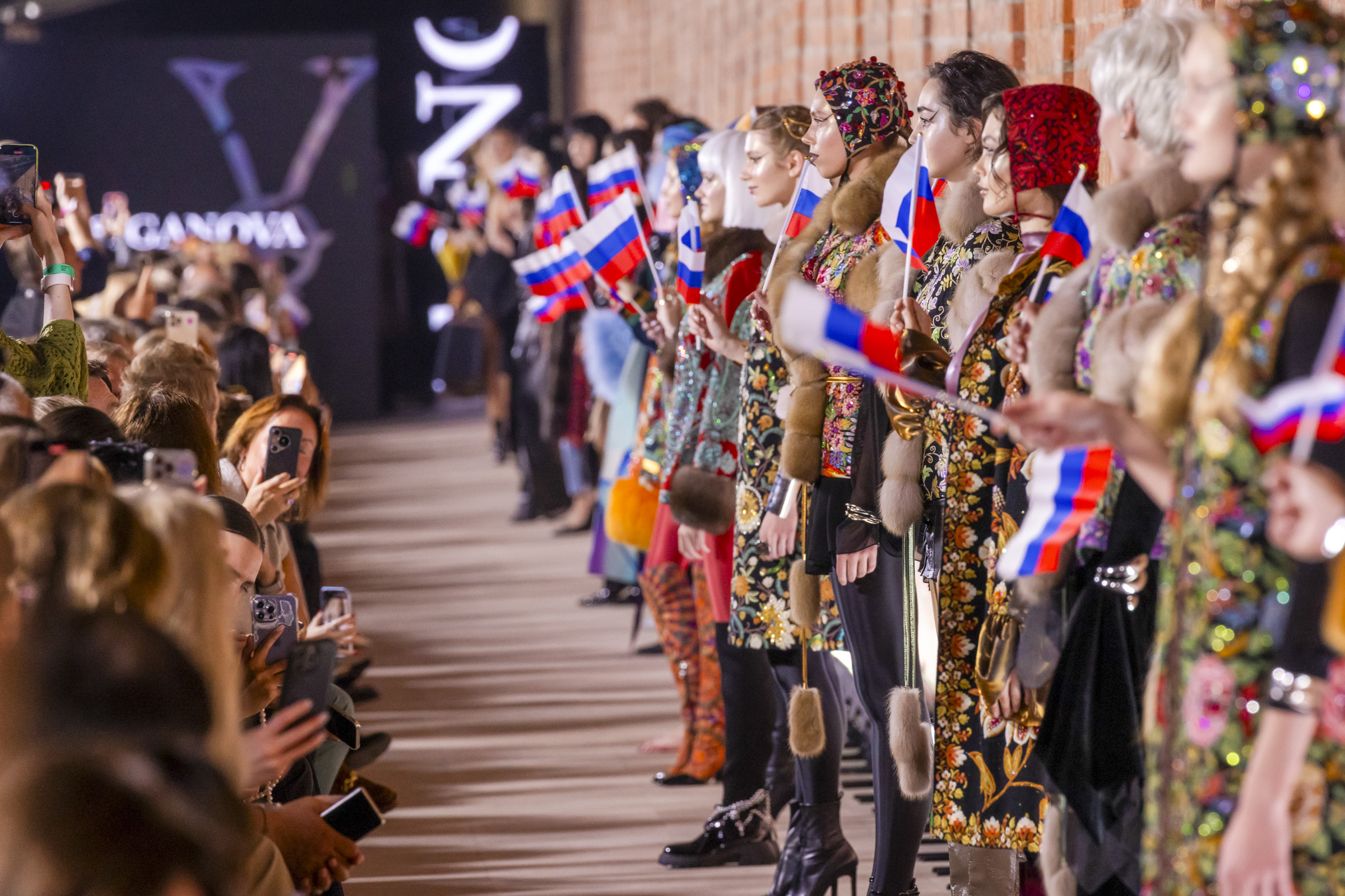 Бренд Tsiganova представил коллекцию в стиле а-ля рус&nbsp;&mdash; зрители погрузились в атмосферу русской сказки. Акцентными деталями стали головные уборы: шапки-ушанки, чепчики и косынки.