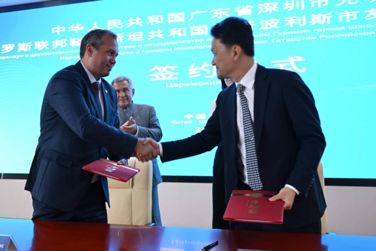 На фото:&nbsp;мэр Иннополиса Дмитрий Вандюков и мэр района Гуанмин Цю Хаохан. Фото: пресс-служба раиса РТ