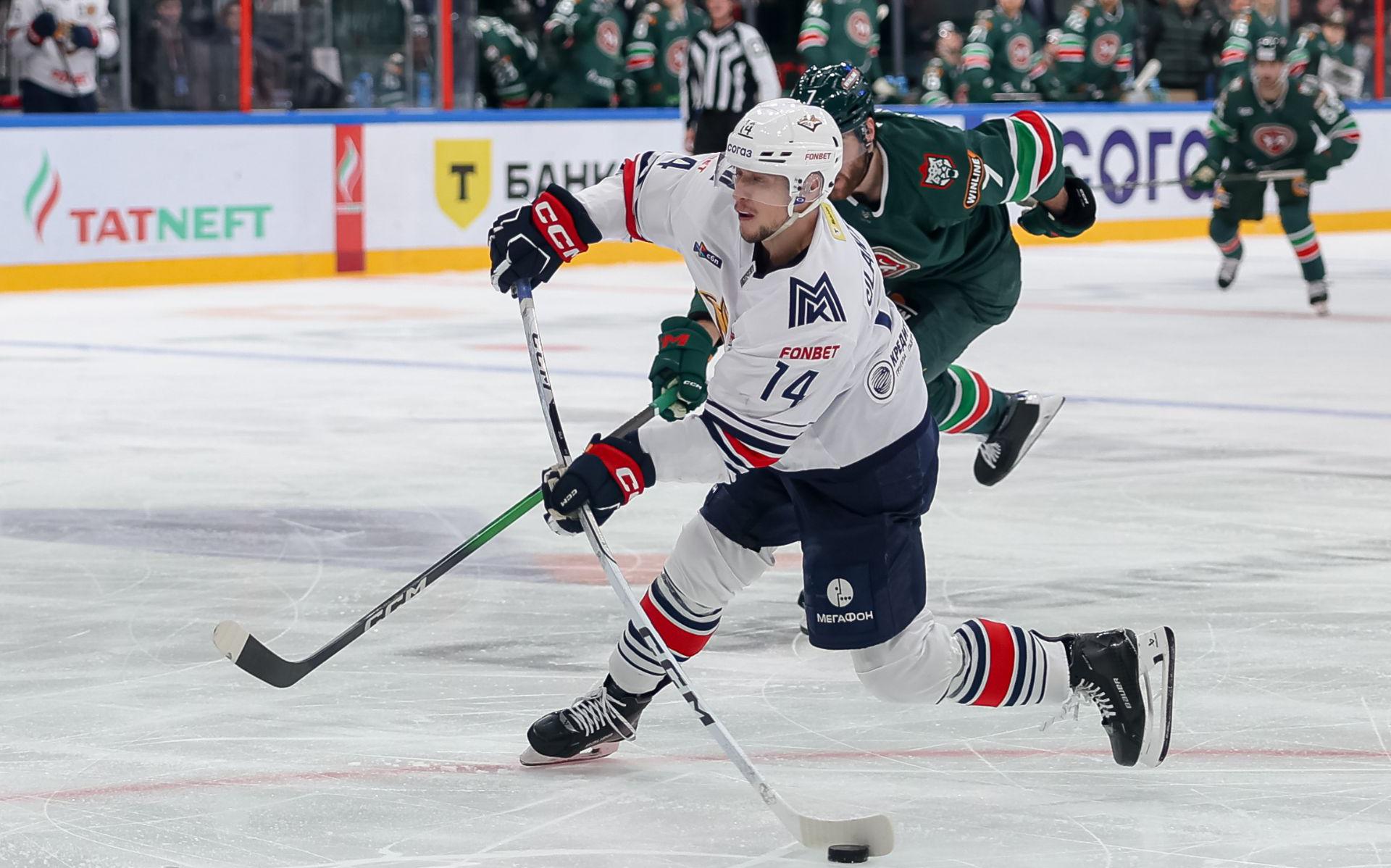 Лидера «Металлурга» увезли на носилках после столкновения с бортом