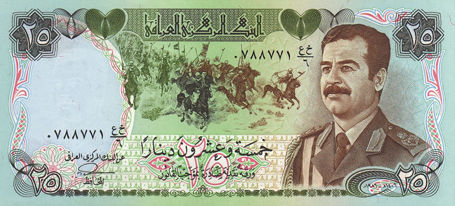 Первые монеты с портретом Саддама Хусейна были отчеканены практически сразу после того, как в 1979 году он стал президентом Ирака. В 1986 году лик вождя украсил и первую купюру &mdash; 25 динаров. Рядом были изображены арабские воины, которые громили своих врагов-персов в битве при Кадисии (произошла предположительно 2 декабря 636 года).

В 90-е годы портреты Хусейна появились на банкнотах практически всех номиналов &mdash; от 5 до 10 тыс. После свержения Хусейна в 2003 году начался обмен валюты, который продолжался до 15 января 2004 года, после чего банкноты с изображением Хусейна стали недействительными.

Хусейн был президентом Ирака с 1979 по 2003 год. Активно боролся с курдами, а также проводил репрессии против шиитов. Начал войну с Ираном, продолжавшуюся восемь&nbsp;лет (1980&ndash;1988). Она стала одним из первых крупнейших конфликтов после ​окончания Второй мировой войны, привела к упадку все отрасли экономики (в частности, Ирак накопил множество долгов перед иностранными кредиторами) и снижению уровня жизни населения. В 1990 году Ирак вторгся в Кувейт (война в Персидском заливе), что привело к международной операции по его освобождению. В 1991 году произошло восстание ​шиитов и курдов, жестко подавленное правительством. Ирак потерял контроль над несколькими курдскими регионами и большей частью воздушного пространства, в результате созданных США и их союзниками бесполетных зон. Против страны были введены санкции.

Хусейн был свергнут международной коалицией во главе с США, после обвинения его в поддержке международного терроризма и ​разработке оружия массового поражения, доказательства чему в последствии так и не были представлены. Саддам был захвачен американскими войсками и казнен 30 декабря 2006 года по приговору Верховного суда Ирака. Его казнь была показана по телевидению.
