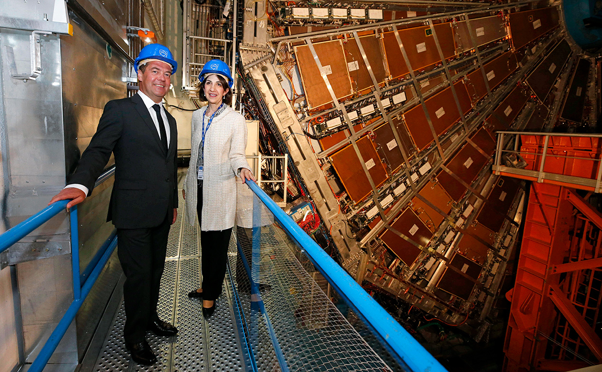 Дмитрий Медведев и генеральный директор Европейского центра ядерных исследований Фабиола Джанотти