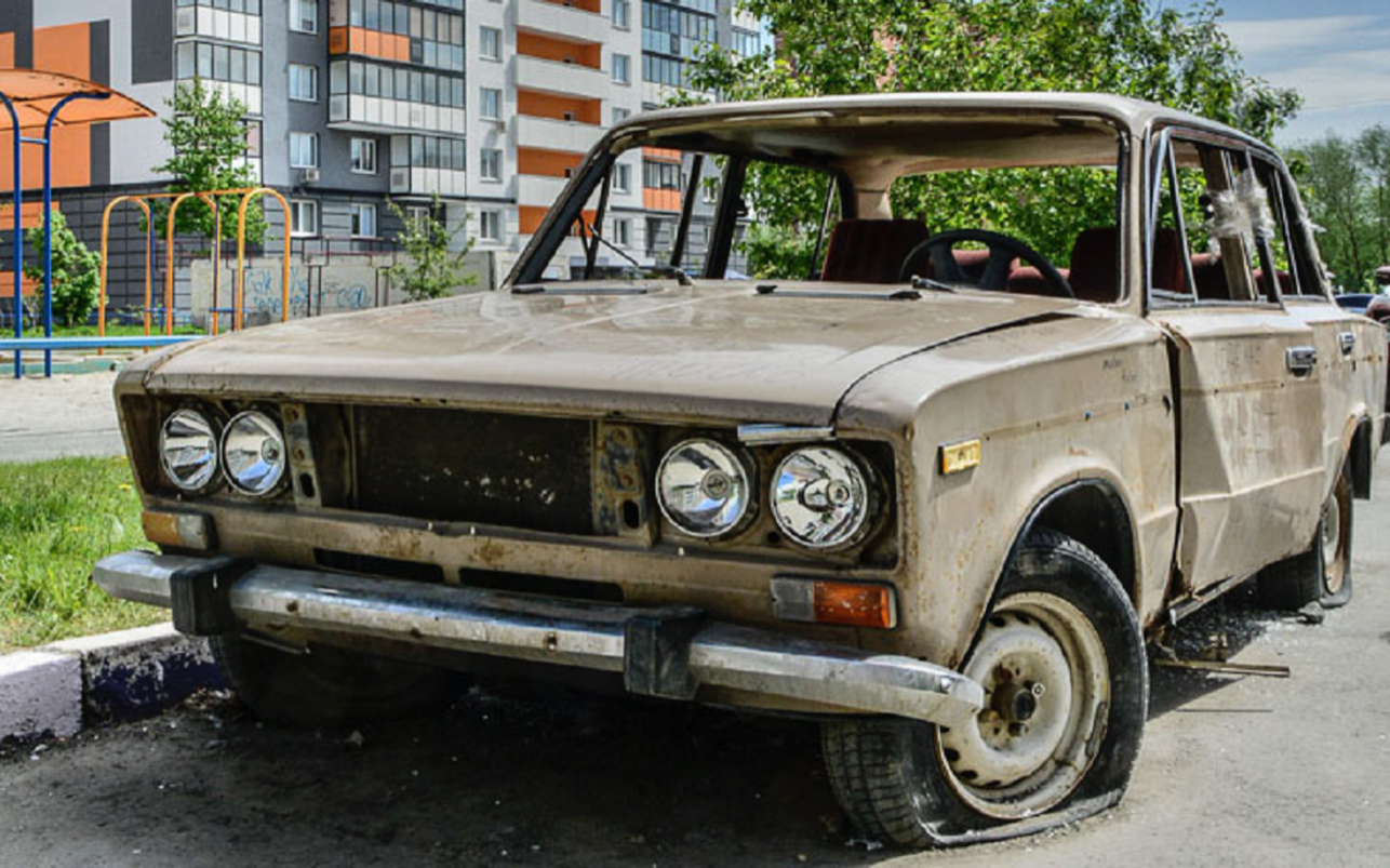 во дворе дома стоит брошенный автомобиль куда обращаться (93) фото