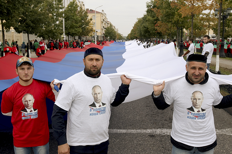 Гигантский флаг России пронесли по улицам Грозного жители столицы Чечни.
