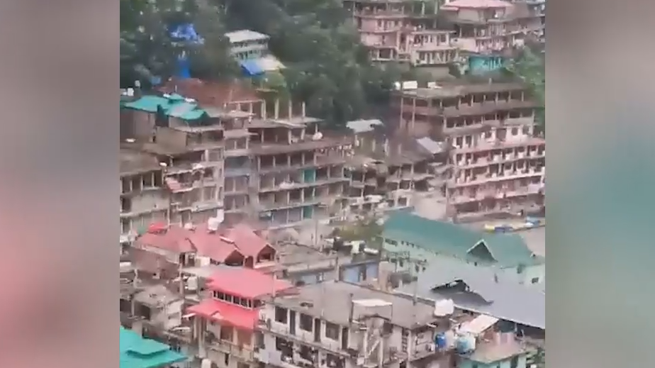 Смыло дома с горы: в Индии оползень обрушил жилые здания