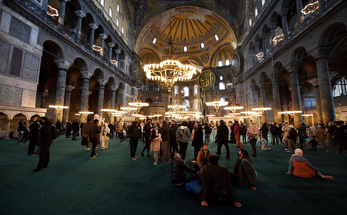 Вход в мечеть Айя-София в Стамбуле станет платным для иностранцев
