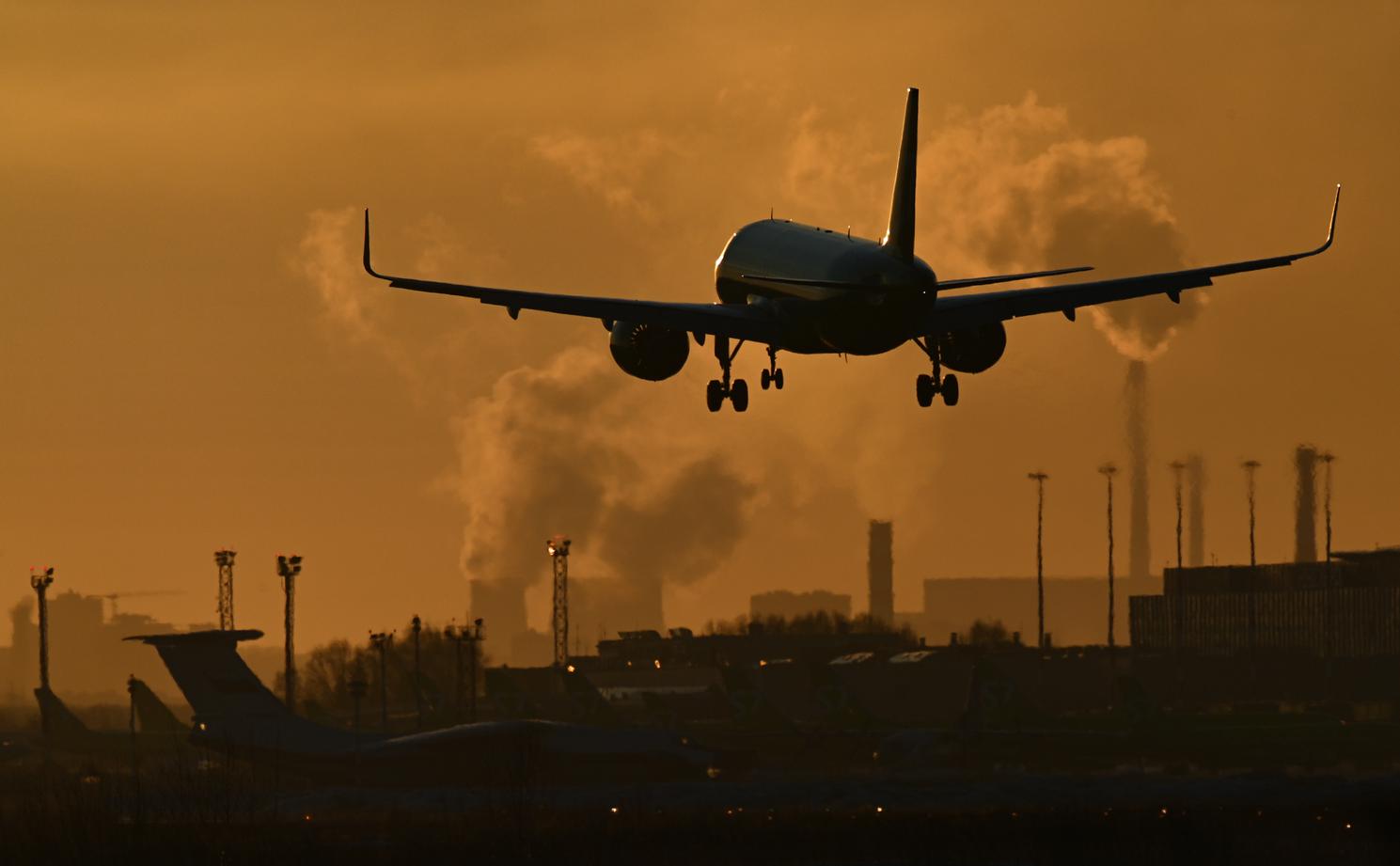 Летевший в Москву самолет вернулся в аэропорт из-за проблем с двигателем —  РБК