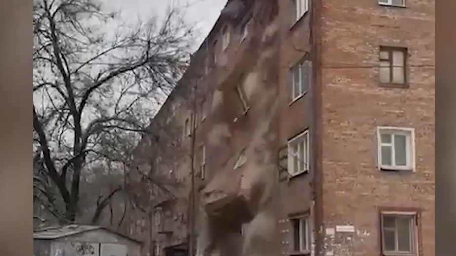 У аварийной пятиэтажки в Ростове-на-Дону обрушился подъезд. Видео