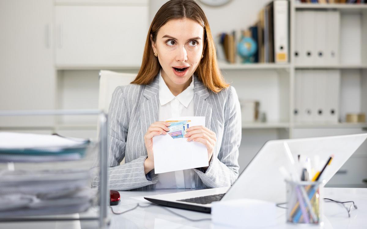 Есть мнение, что деньги &mdash; это лучший подарок. Но даже их преподнести хочется не просто в конверте, а немного оригинальнее