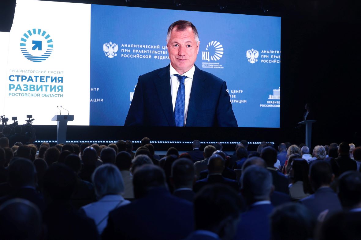 Видеообращение к Ростовской области записал вице-премьер Марат Хуснуллин. Он упомянул&nbsp;реконструкцию трассы М-4 &laquo;Дон&raquo;, как важного инфраструктурного проекта для всей страны, так и работу по реализации Азовского кольца. Последнее имеет значение для развития новых территорий и области как &laquo;форпоста взаимодействия с новыми регионами&raquo;.