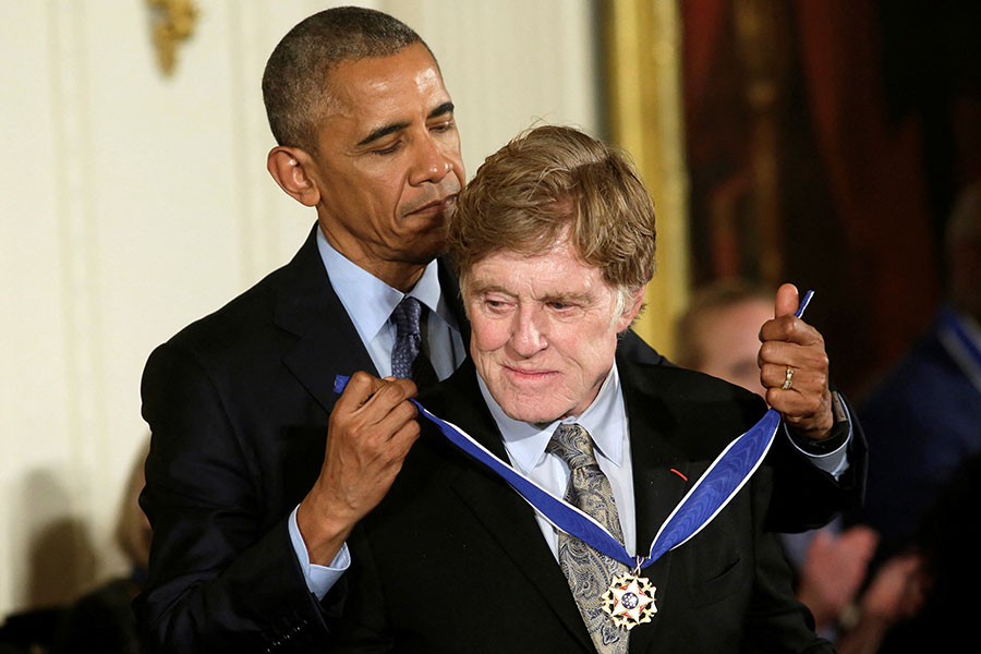 На фото: президент США Барак Обама награждает Редфорда Президентской медалью Свободы, 22 ноября 2016 года

Редфорд также известен как активный защитник окружающей среды, более 30 лет он был попечителем Совета по защите природных ресурсов. Время от времени актеру предлагали баллотироваться на выборах, но он отвергал эти предложения.

&laquo;Я родился с жестким взглядом на жизнь. Я видел вещи такими, какие они есть. Я видел, что можно было&nbsp;бы улучшить. У меня сложилось мрачное представление о жизни, когда я смотрел на свою страну&raquo;,&nbsp;&mdash; признался он в интервью The Hollywood Reporter в 2014 году.