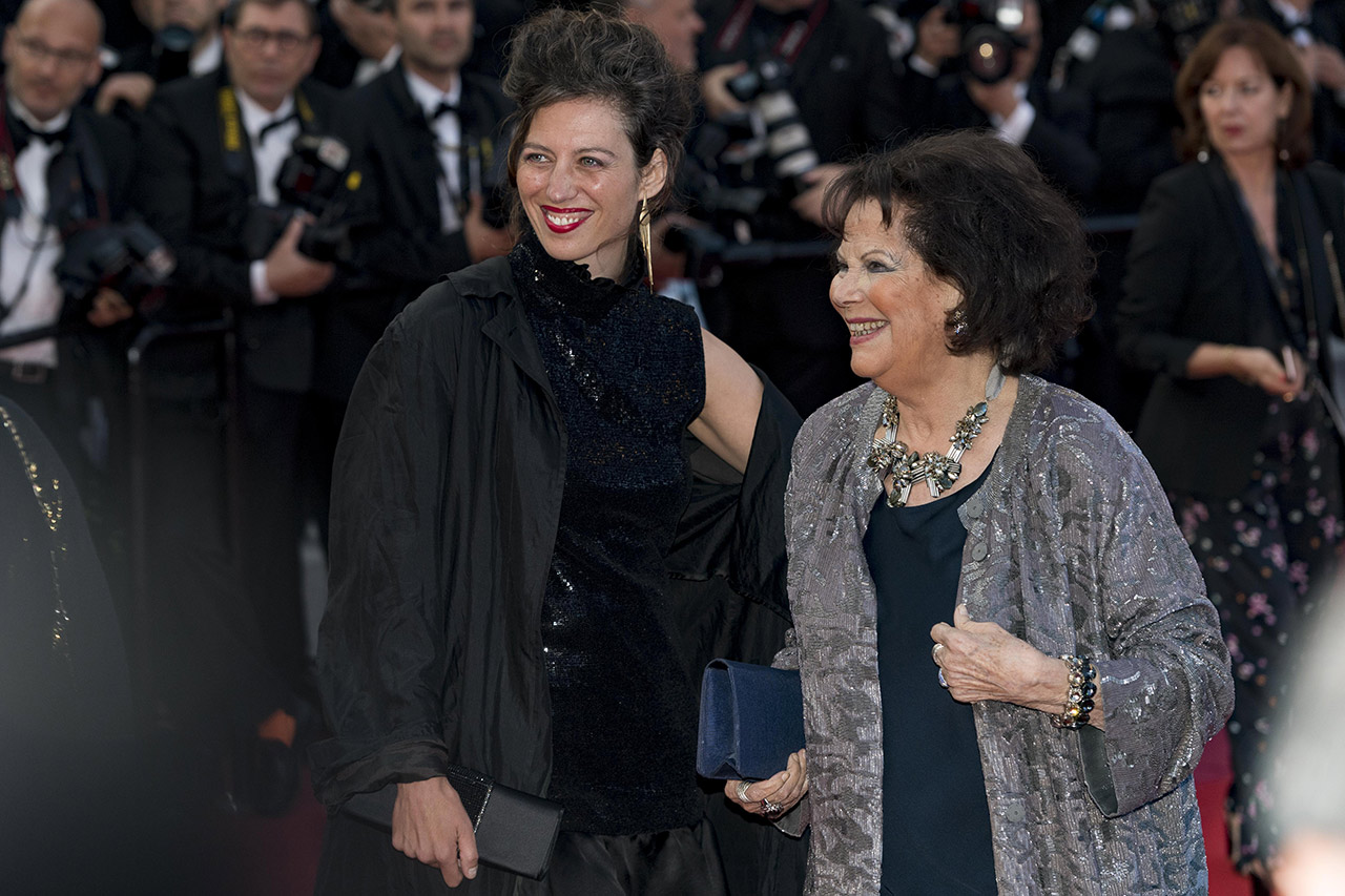 &laquo;Моя мама была очень отзывчивой&raquo;,&nbsp;&mdash; рассказывала дочь Кардинале (на фото слева).&nbsp;&mdash; Она всегда была очень скромной в своих просьбах. Она всегда, всегда, всегда останавливалась, чтобы раздать автографы. Ей претила мысль о телохранителях; она всегда хотела быть как можно ближе к людям. Она чувствовала, что ей в жизни очень повезло&raquo;.