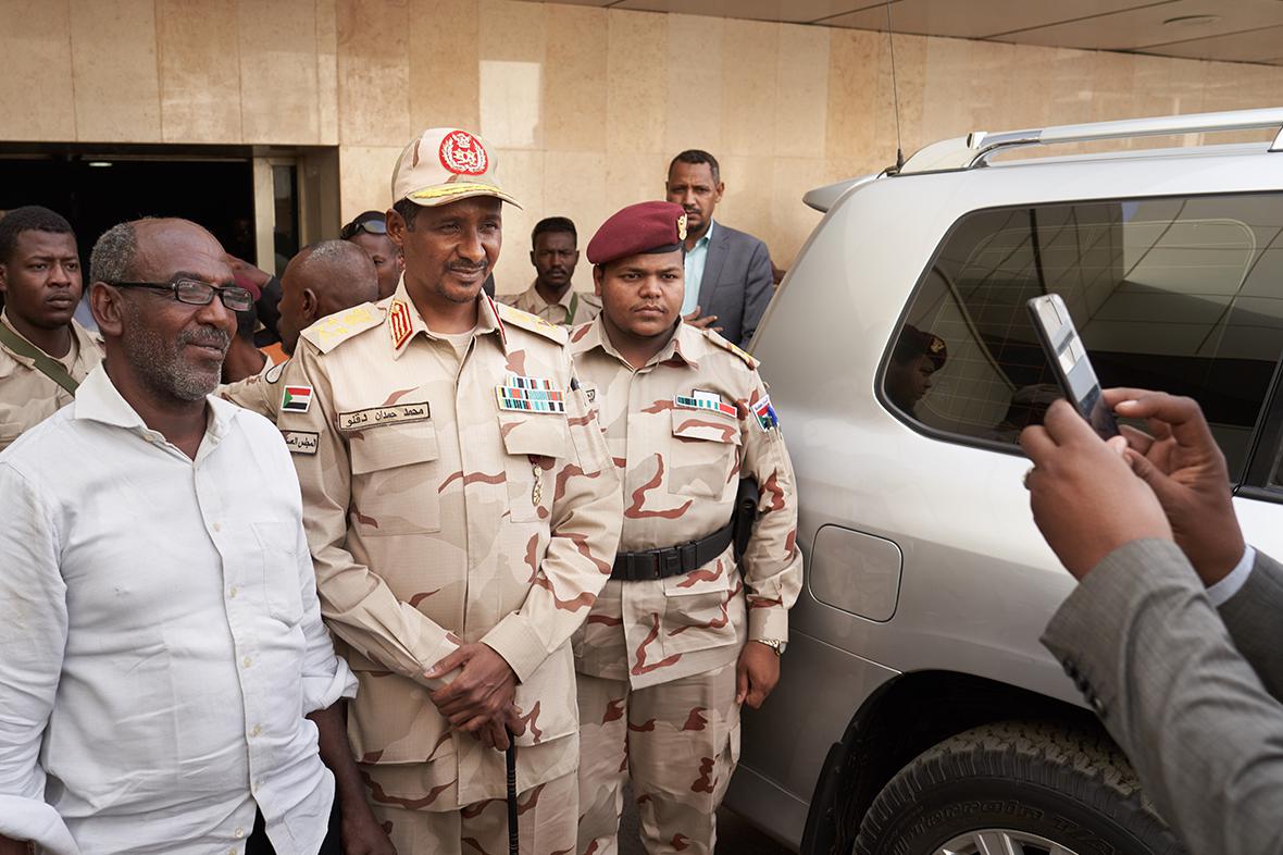 Мухаммад Хамдан Дагло (по центру)