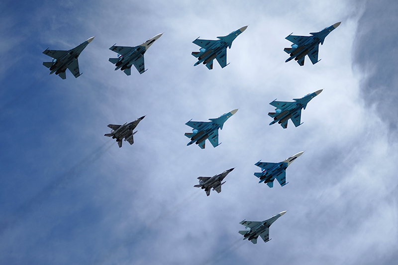 Истребители-бомбардировщики Су-34 и многоцелевые истребители Су-27 и МиГ-29