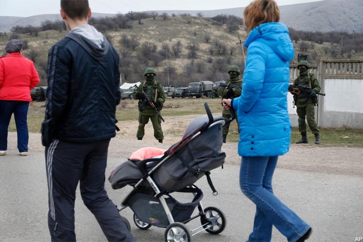 Крым: мирные будни на фоне военных