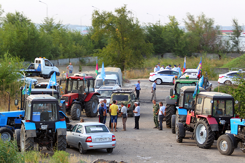 Участники тракторного пробега вблизи&nbsp;поселка Дорожный