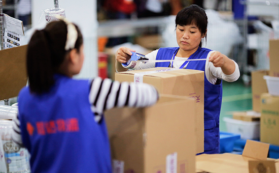 Сотрудники компании Alibaba во&nbsp;время упаковки товаров. Октябрь 2014 года
