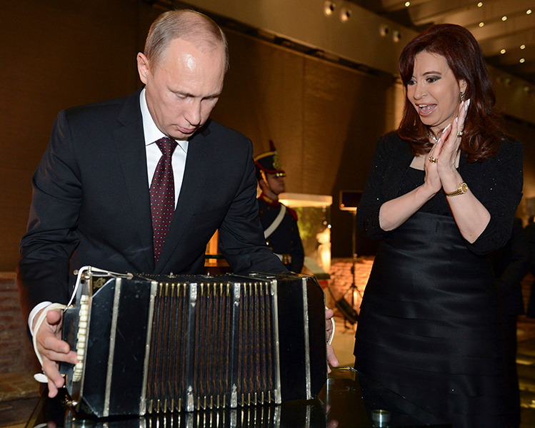 В 2014 году президент Аргентины Кристина Киршнер во время визита Путина в Буэнос-Айрес подарила Путину бандонеон&nbsp;&mdash; род аккордеона, на котором в Аргентине аккомпанируют исполнителям танго. Она заявила, что &laquo;этот бандонеон&nbsp;&mdash; символ танго, символ Аргентины, аргентинской культуры и символ братских отношений&raquo;

