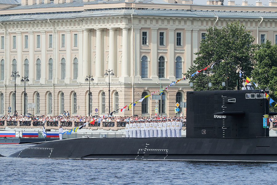 Санкт-Петербург. Моряки на борту дизель-электрической подводной лодки &laquo;Кронштадт&raquo; в акватории реки Невы