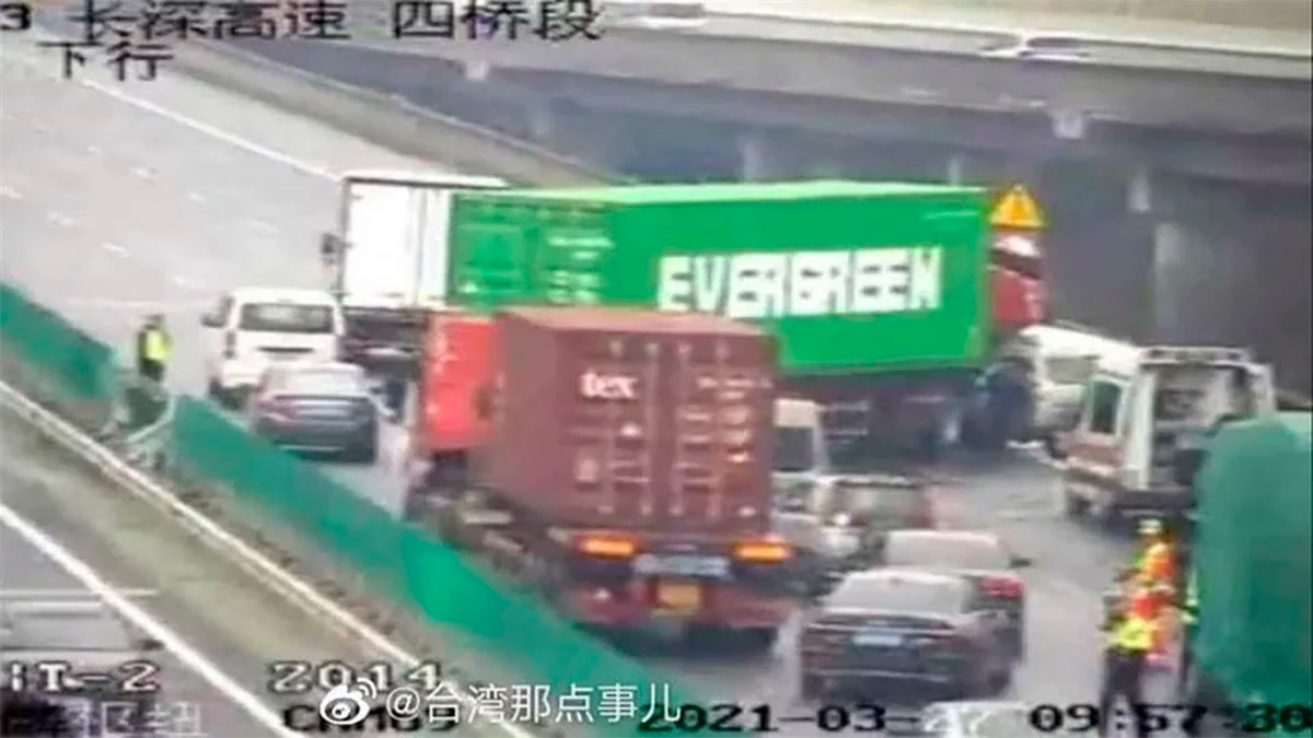 Грузовик с контейнером компании Evergreen перекрыл скоростное шоссе