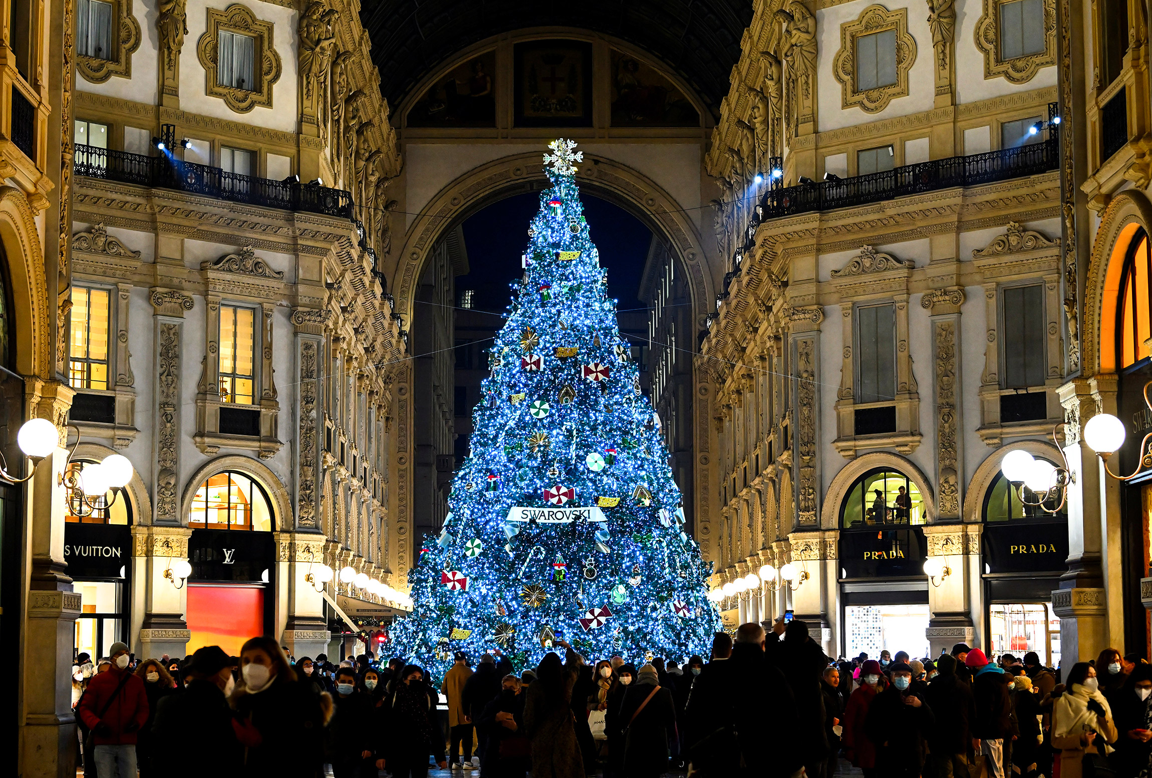 Рождественская ель, украшенная кристаллами Swarovski, в Галерее Витторио Эммануэле II. Милан, Италия
