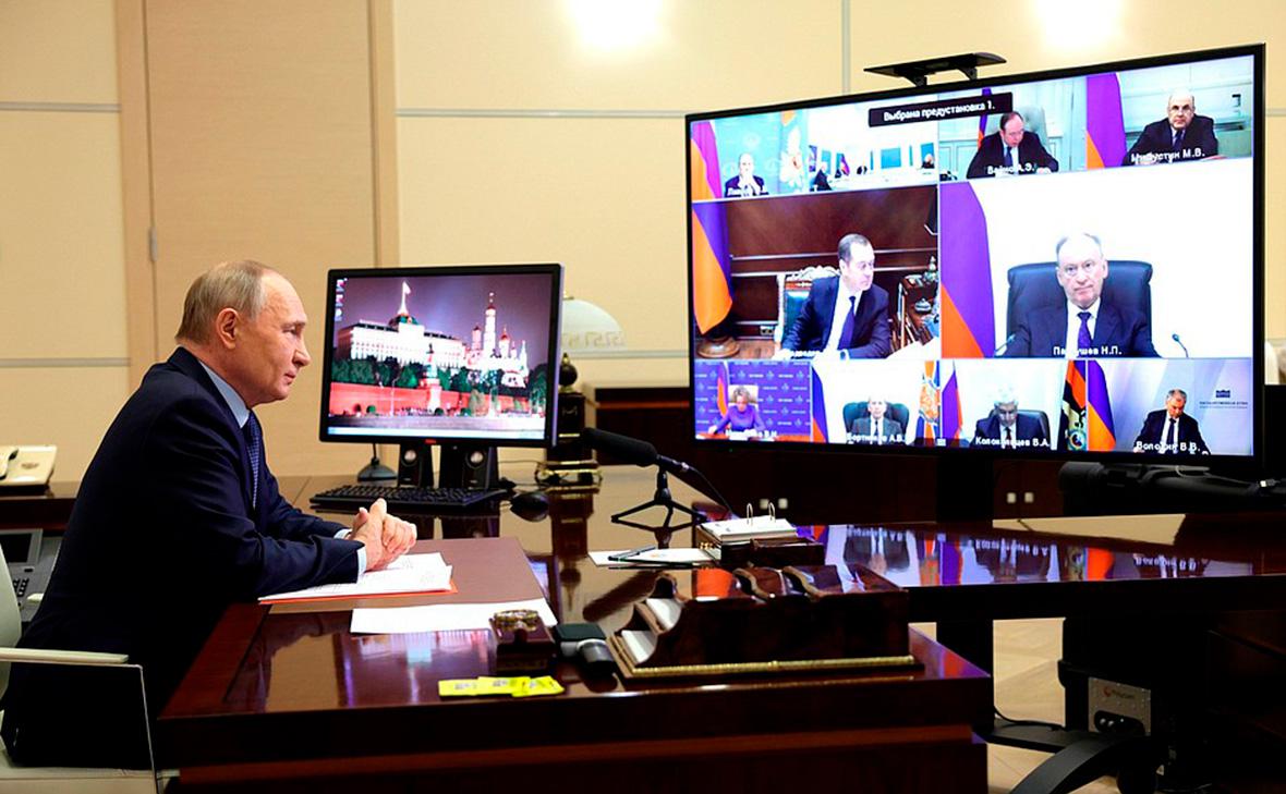 Владимир Путин во время совещания&nbsp;с постоянными членами Совета Безопасности