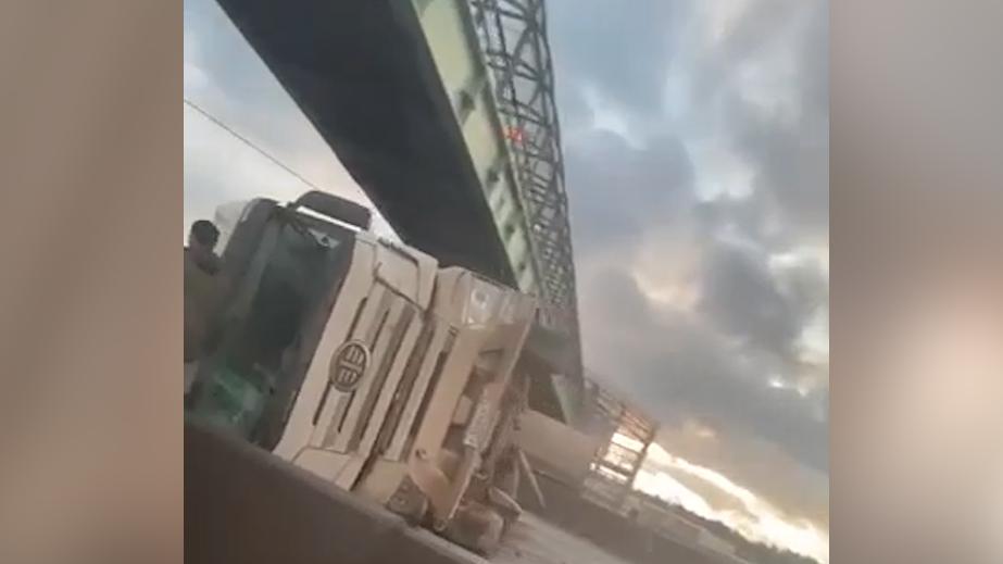 Опрокинувшаяся фура заблокировала трассу «Холмогоры» в Подмосковье. Видео