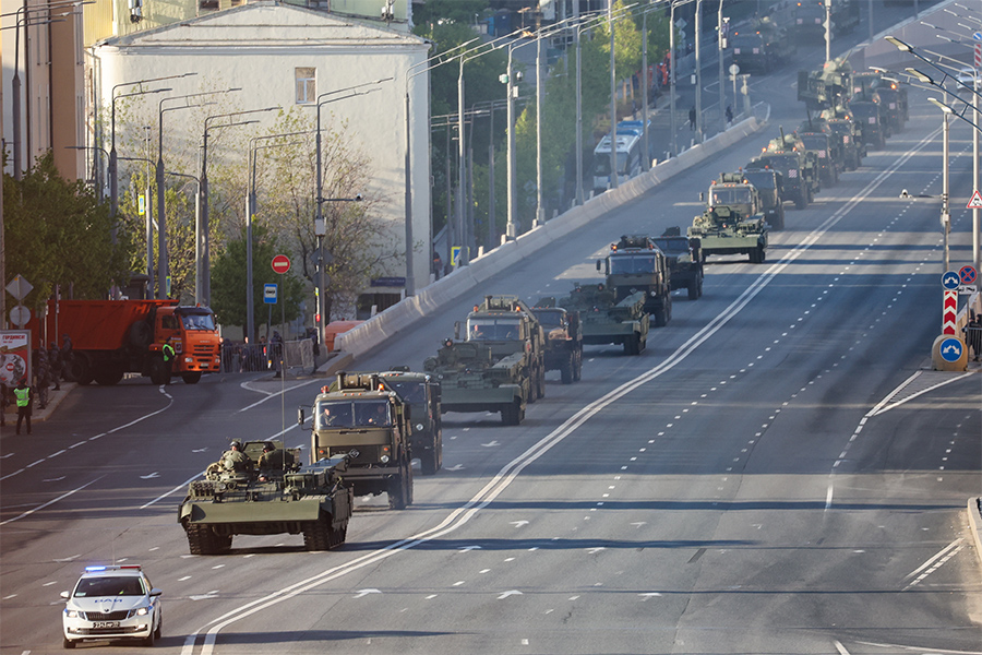В день генеральной репетиции парада в Москве ввели временные ограничения на движение и парковку такси, каршеринга, электросамокатов и велосипедов. Также перекрыли ряд улиц и набережных, а часть центральных станций метро перевели в режим работы «только на вход».