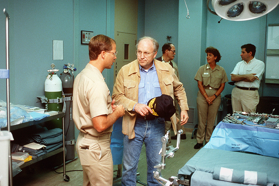 Дик Чейни проводит экскурсию по операционной на борту госпитального судна USNS MERCY T-AH-19 во время операции «Щит пустыни»