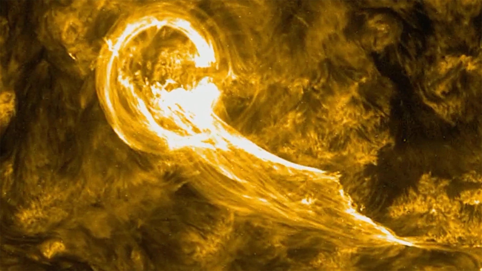 Вспышка на Солнце уничтожает гигантский протуберанец