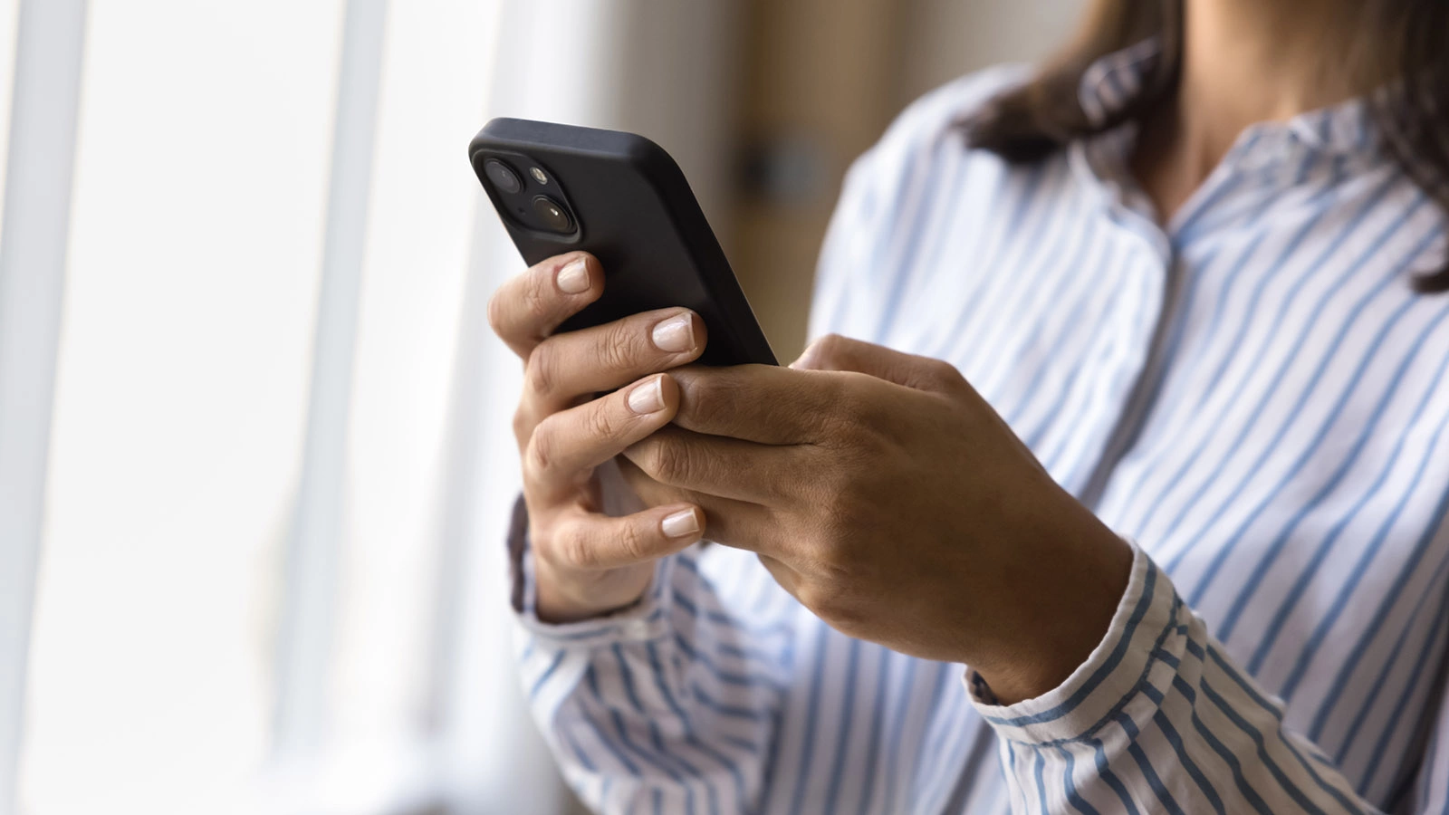 Россиянам напомнили о популярных мошеннических схемах перед Днем матери