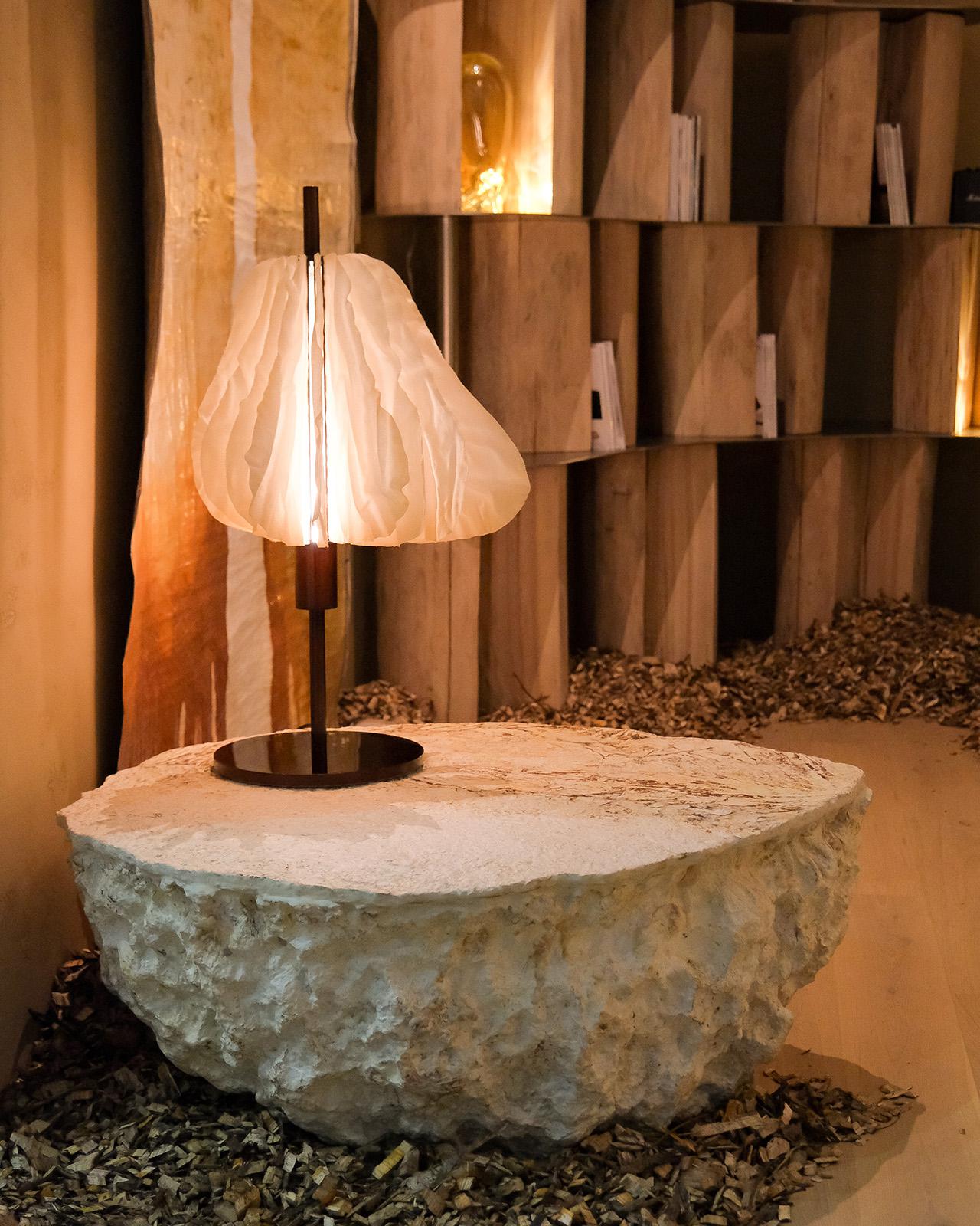 Журнальный столик из мицелия, выращенного по технологии SPAWN, и настольная лампа, дизайн Ирина Глик, дизайн-бюро «Геометрия»