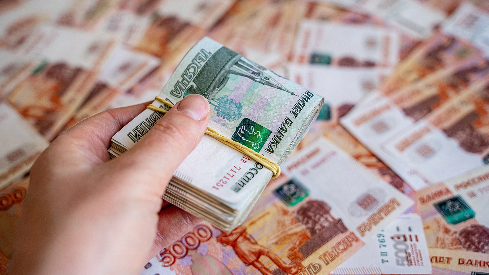 Россиянам назвали разницу зарплат в регионах. Цифра вас удивит